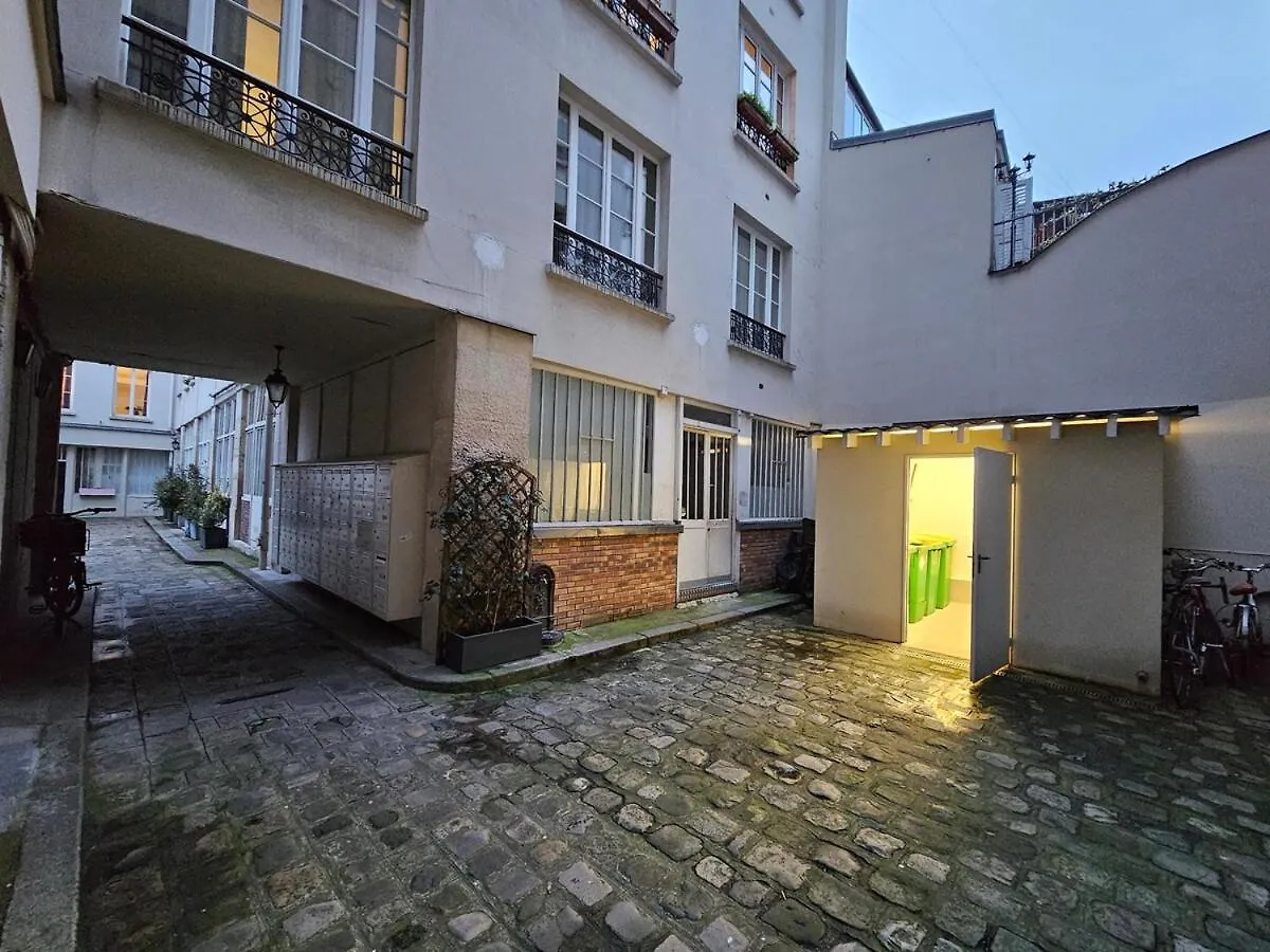 A Modern Appartment, Bright And Calm Paris France